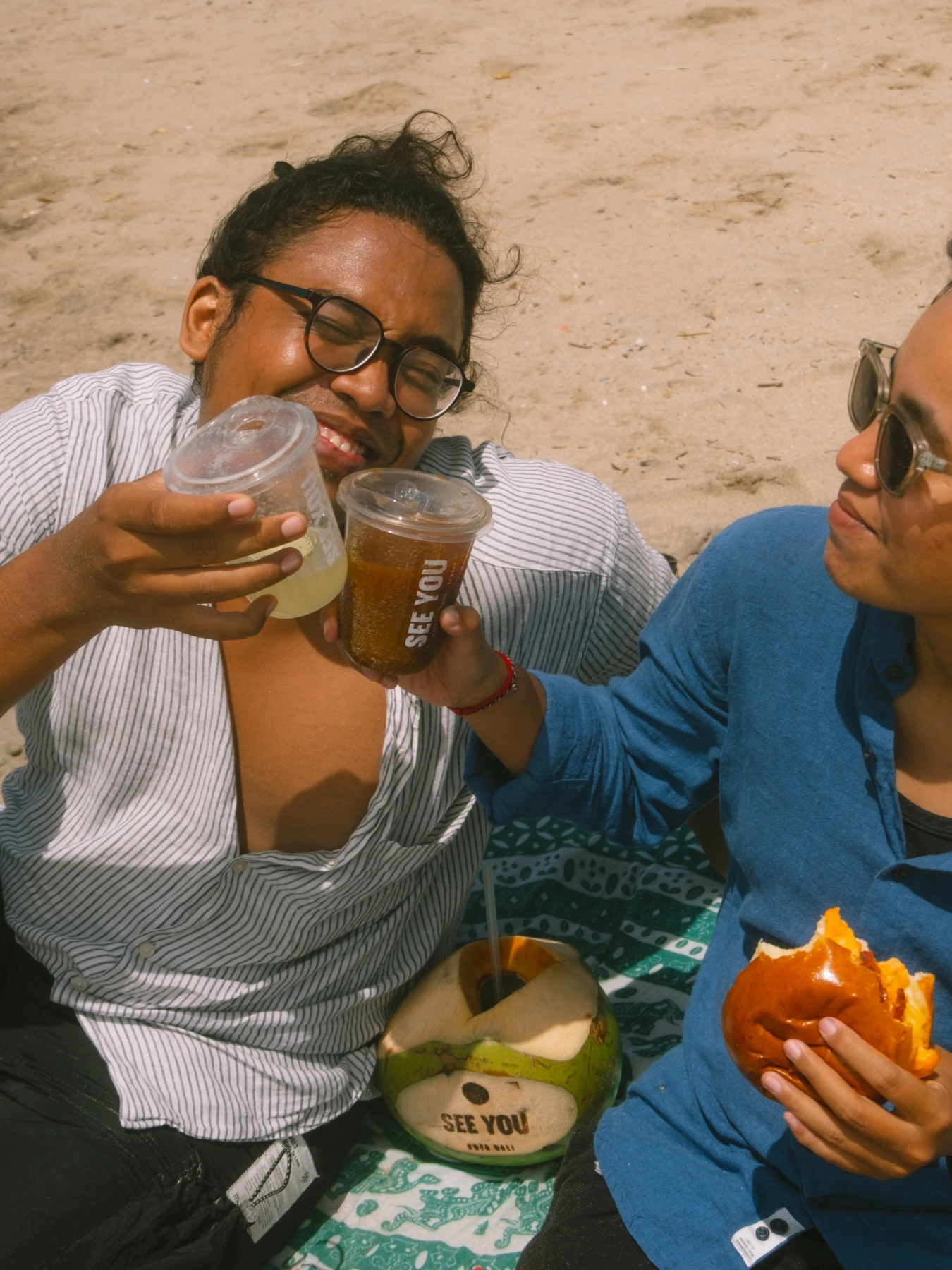 Teman-teman menikmati makanan dan minuman SEE YOU di pantai